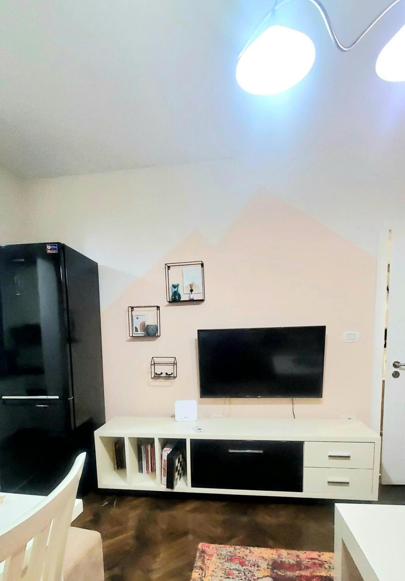 Tulips Central - Entire Apartment Tirana Exterior foto